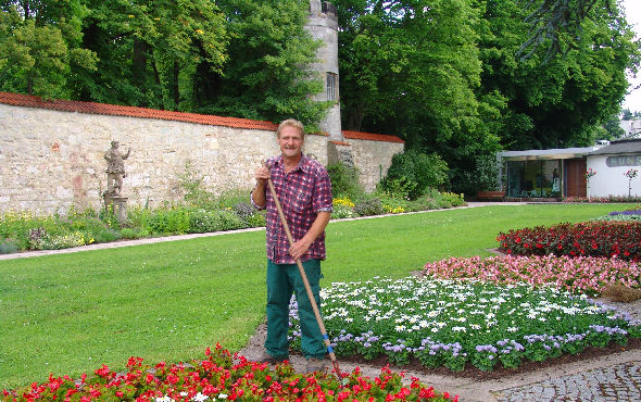 13 JÃ¼rgen von Berg vom GrÃ¼nflÃ¤chenamt der Stadt Coburg bei der Pflege der Blumenrabatten in der Kleinen Rosenau nahe des Hofgartens in Coburg.JPG